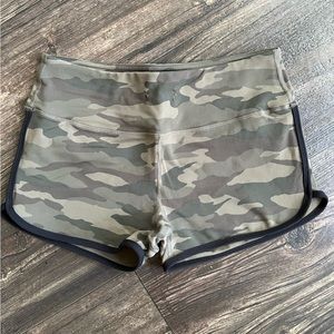 SAVAGE Barbell camo short shorts, size M